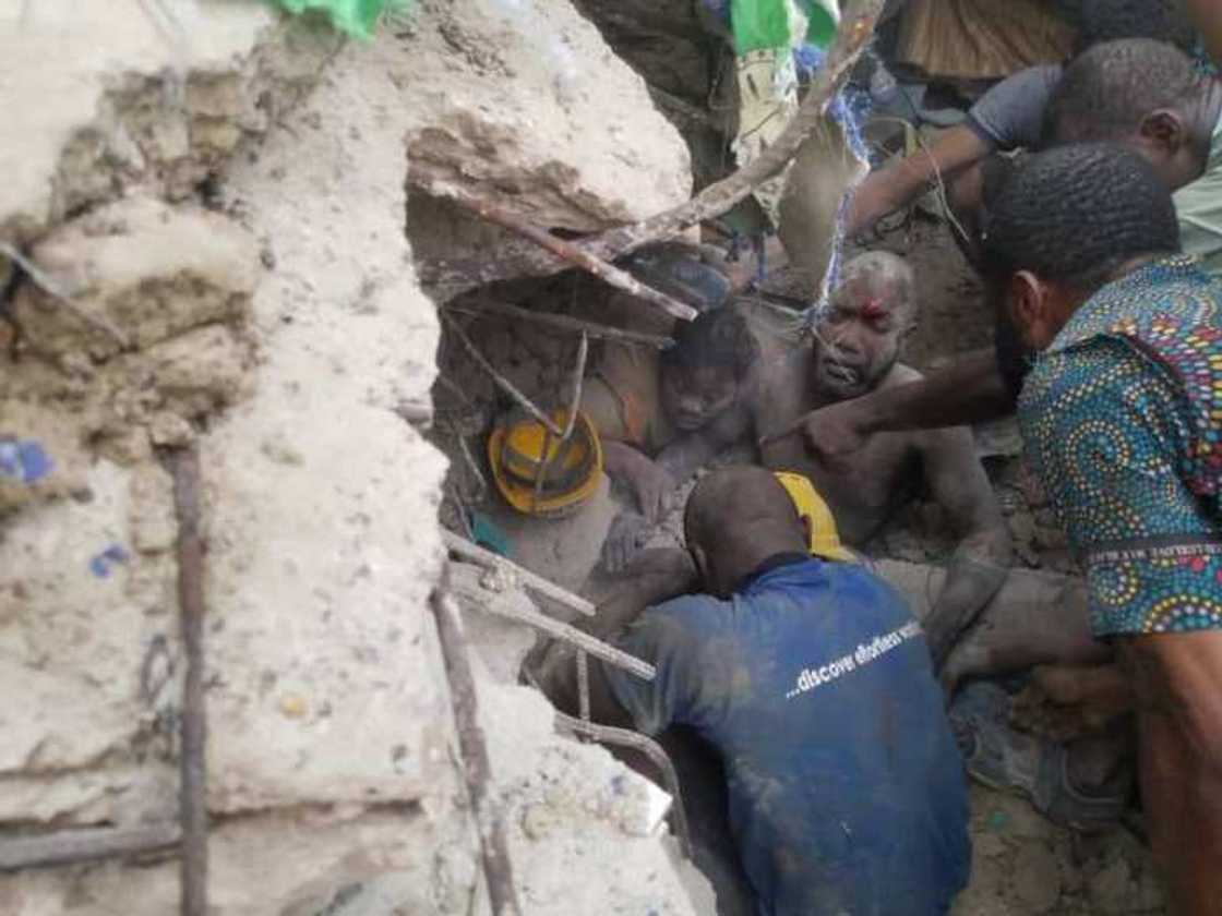 Yayin da ake ceto mutanen da gini ya ruso kansu a Kano
Hoto daga jaridar This Day Yayin da ake ceto mutanen da gini ya ruso kansu a Kano
Hoto daga jaridar This Day