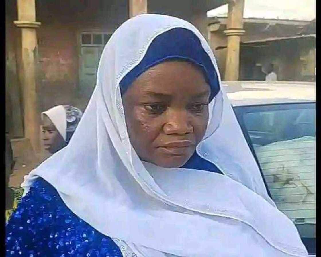 Iya Osun ta bar addinin gargajiya, ta koma Musulunci. Iya Osun ta bar addinin gargajiya, ta koma Musulunci.