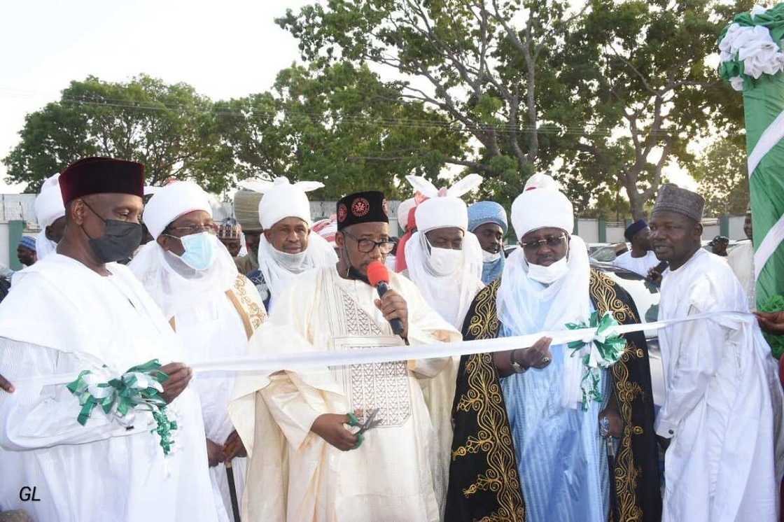 Hotunan motoccin alfarma da Gwamna Bala Mohammed ya siya wa hakimai da shugabannin kananan hukumomi Hotunan motoccin alfarma da Gwamna Bala Mohammed ya siya wa hakimai da shugabannin kananan hukumomi