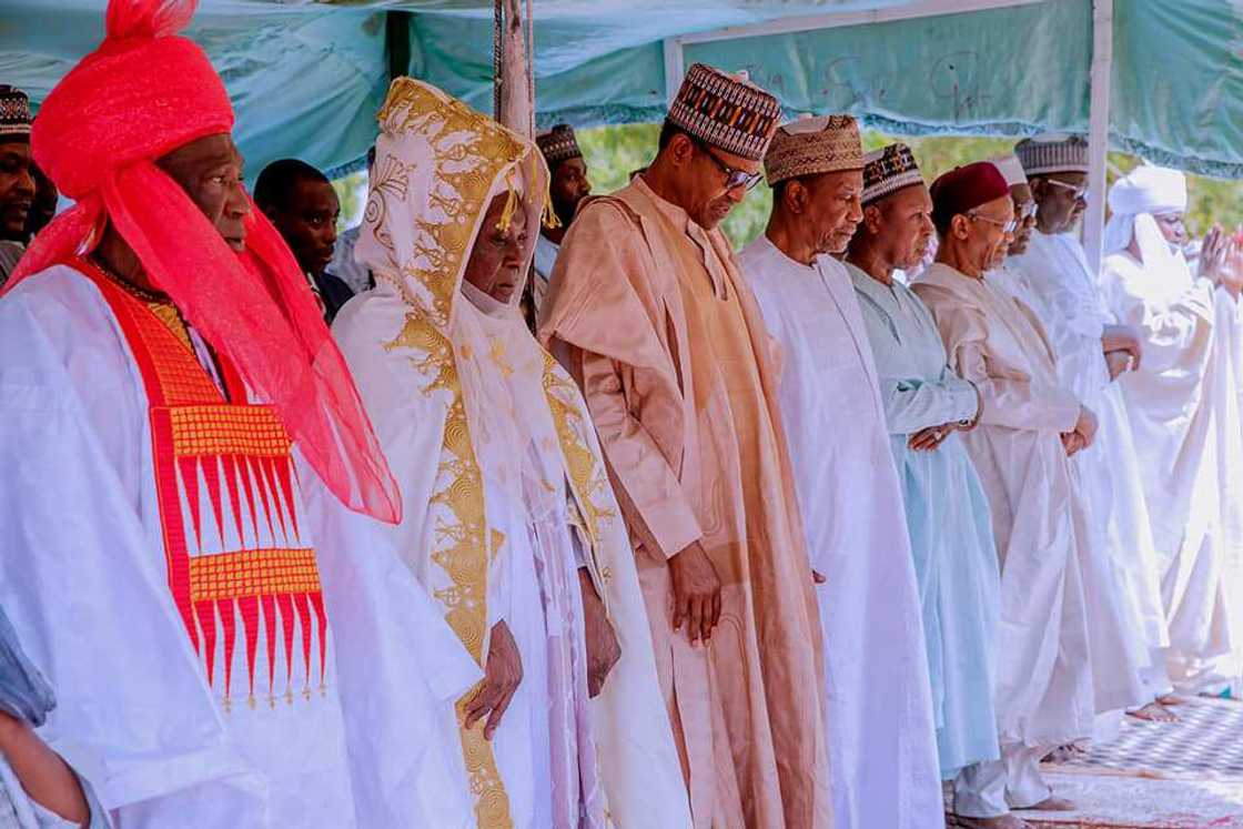 Buhari ya yi bikin Sallah a Daura tare da shugaban kasar Guinea (Hotuna) Buhari ya yi bikin Sallah a Daura tare da shugaban kasar Guinea (Hotuna)