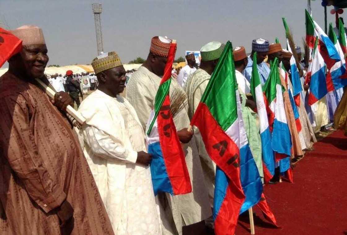 Tsohon shugaban PDP a Gombe tare da magoya bayansa 10,000 sun koma APC Tsohon shugaban PDP a Gombe tare da magoya bayansa 10,000 sun koma APC