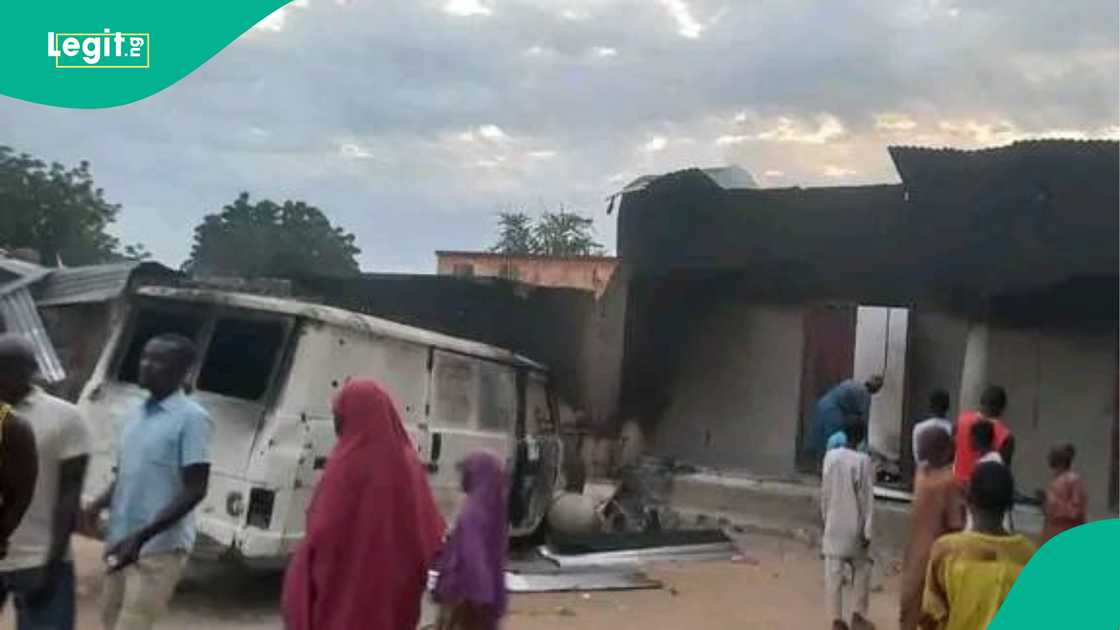 Sarkin Kirawa yayi magana daga Kamaru bayan Boko Haram ta kona fadarsa a Borno Sarkin Kirawa yayi magana daga Kamaru bayan Boko Haram ta kona fadarsa a Borno