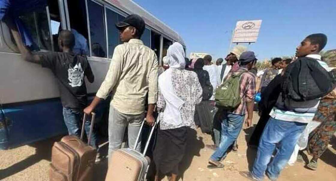 Sama da dalibai 500 'yan Najeriya sun makale a bakin iyakar Sudan da Egypt Sama da dalibai 500 'yan Najeriya sun makale a bakin iyakar Sudan da Egypt