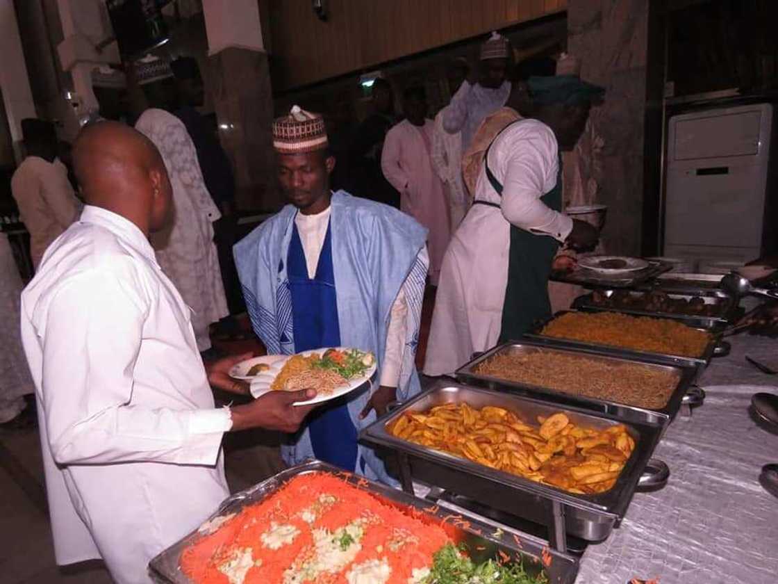 Gwamna Ganduje ya gwangwanje Nura mai tattaki da manyan kyautuka guda 3 Gwamna Ganduje ya gwangwanje Nura mai tattaki da manyan kyautuka guda 3