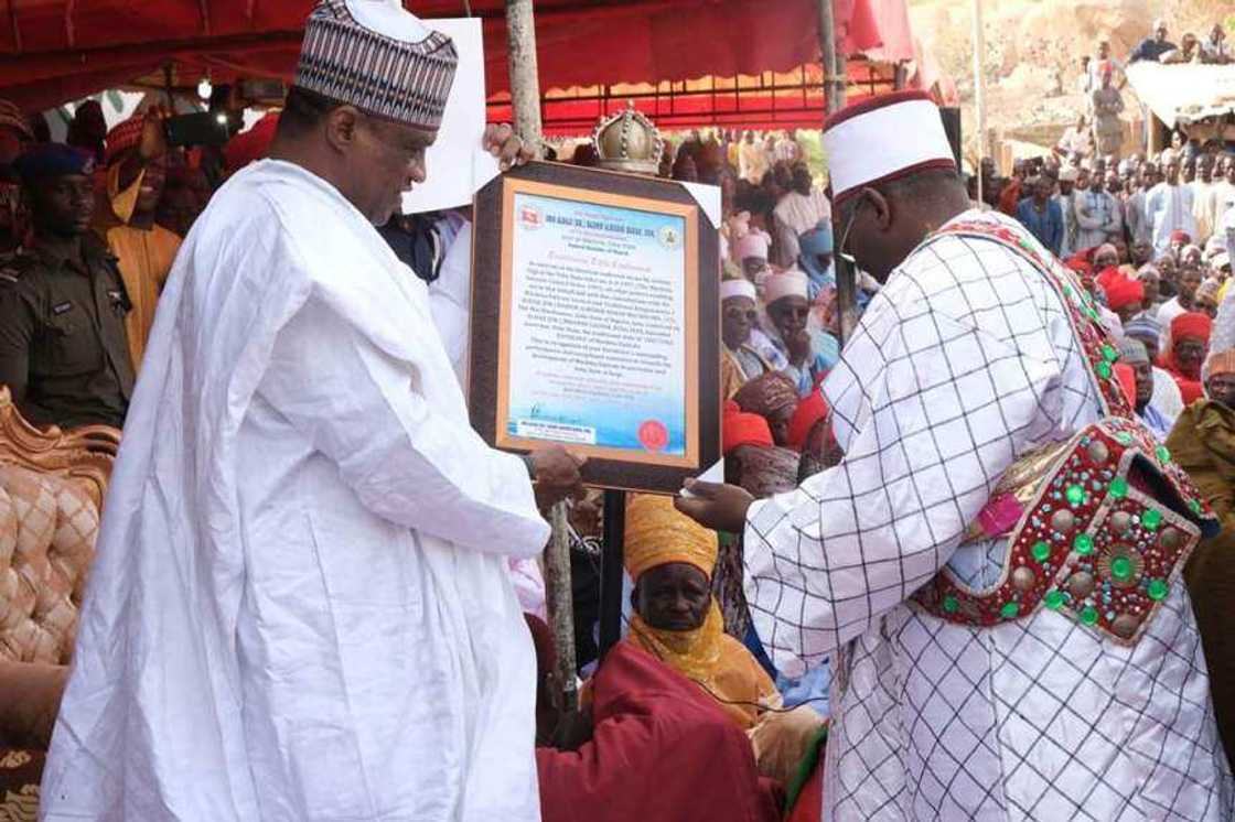 Masarautar Machina ta nada gwamnan jahar Yobe wani muhimmin sarauta Masarautar Machina ta nada gwamnan jahar Yobe wani muhimmin sarauta