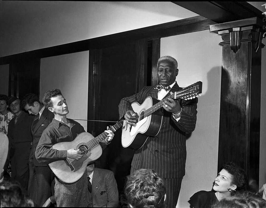 Leadbelly performe avec Woody Guthrie. Leadbelly performe avec Woody Guthrie.
