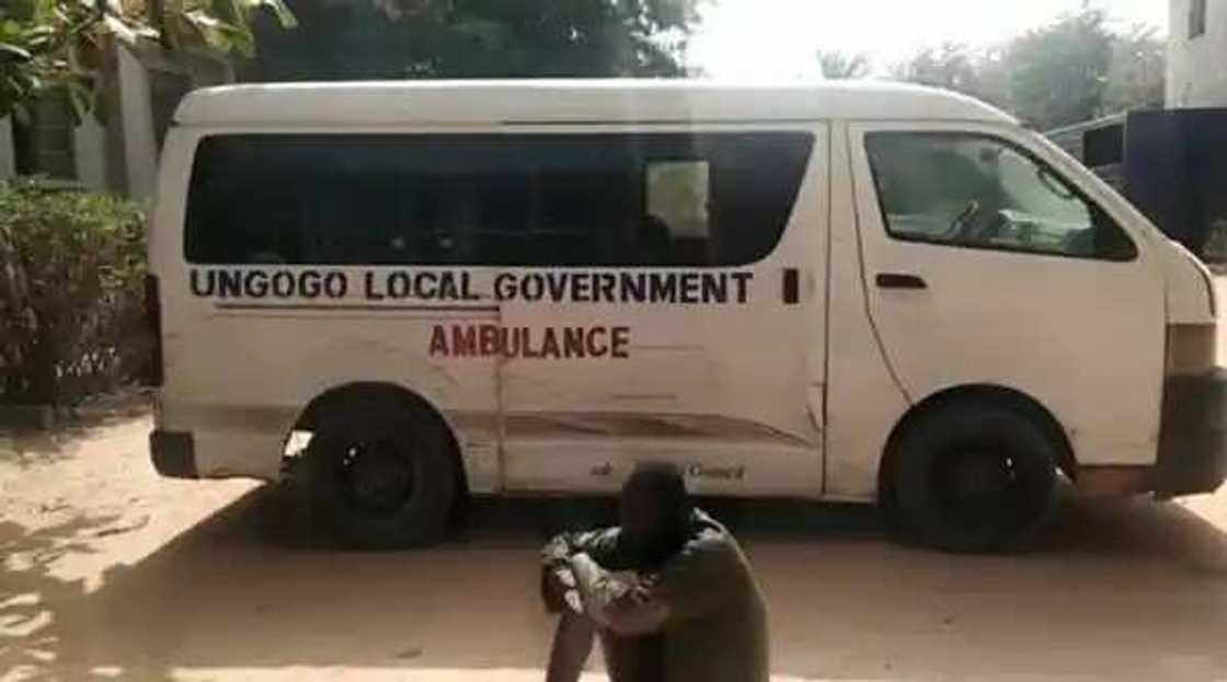 Hotunan mai jinyan da ya sace motar Asibiti a jihar Kano bayan Yan sanda sun damkeshi Hotunan mai jinyan da ya sace motar Asibiti a jihar Kano bayan Yan sanda sun damkeshi