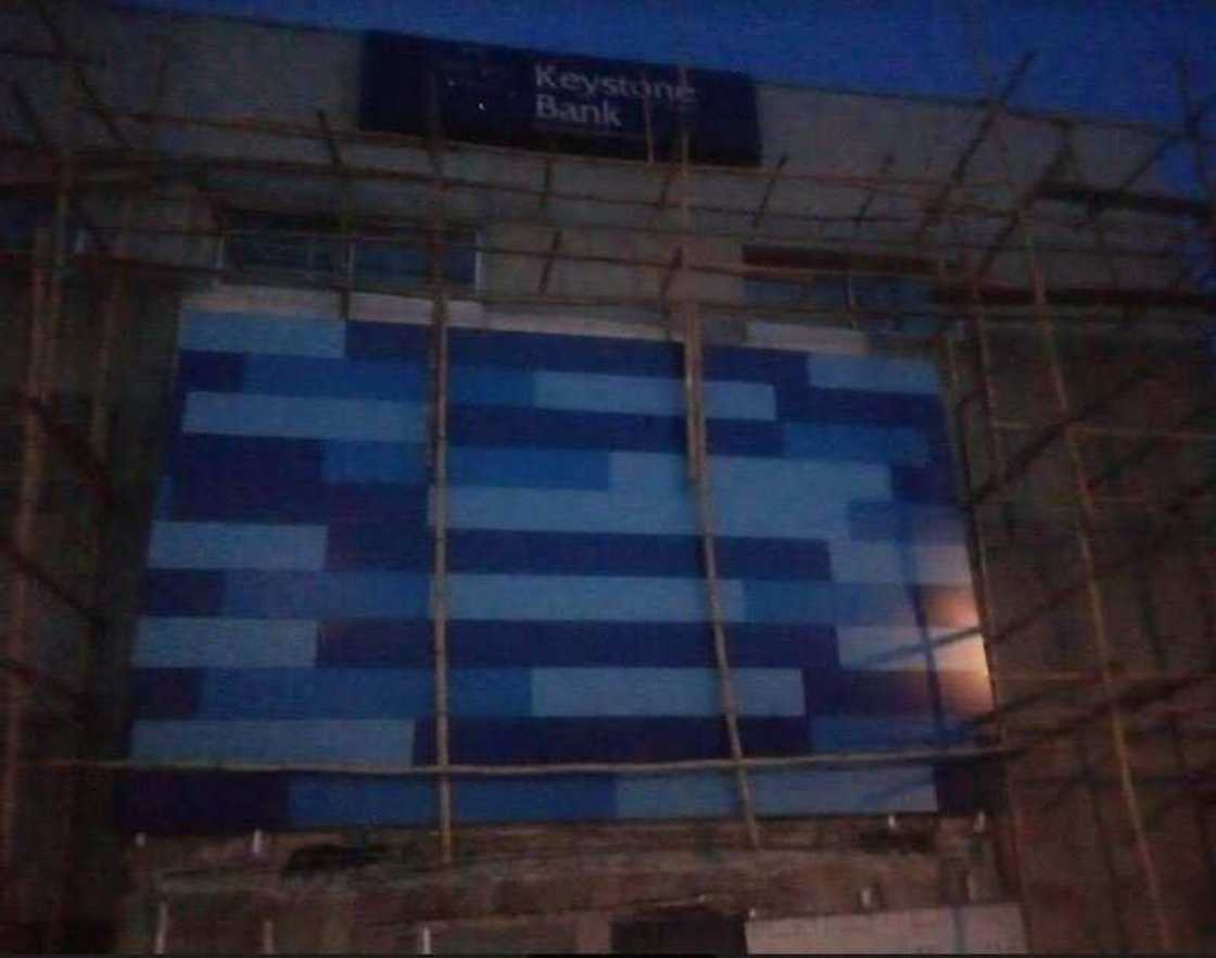 Yanzu-yanzu: Lebura ya mutu yayin da ginin banki ya rufto masa a Legas Yanzu-yanzu: Lebura ya mutu yayin da ginin banki ya rufto masa a Legas