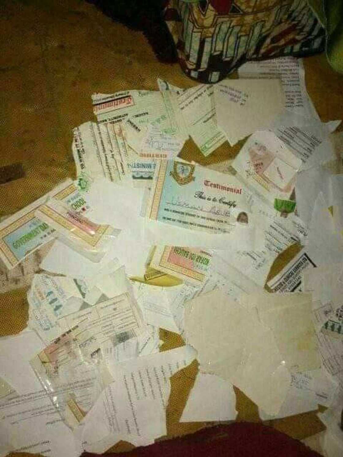 Hotunan fusataccen matashi mai digiri ya yaga takardun makarantarsa, ya banka musu wuta