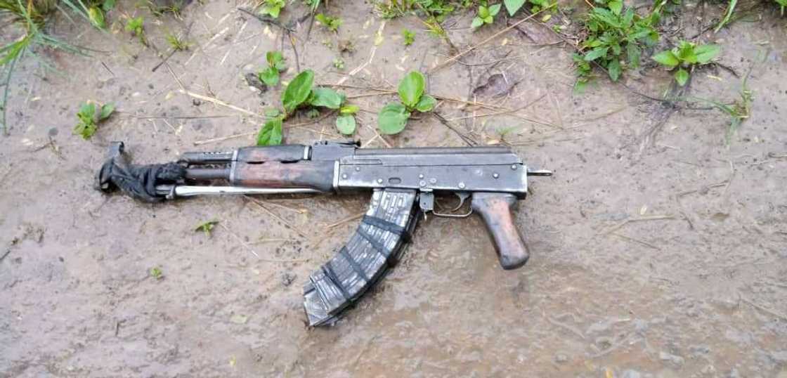 Sojoji sun cafke 'yan bindiga 4 da miyagun makamai, sun ragargaza sansaninsu a Benue da Nasarawa Sojoji sun cafke 'yan bindiga 4 da miyagun makamai, sun ragargaza sansaninsu a Benue da Nasarawa