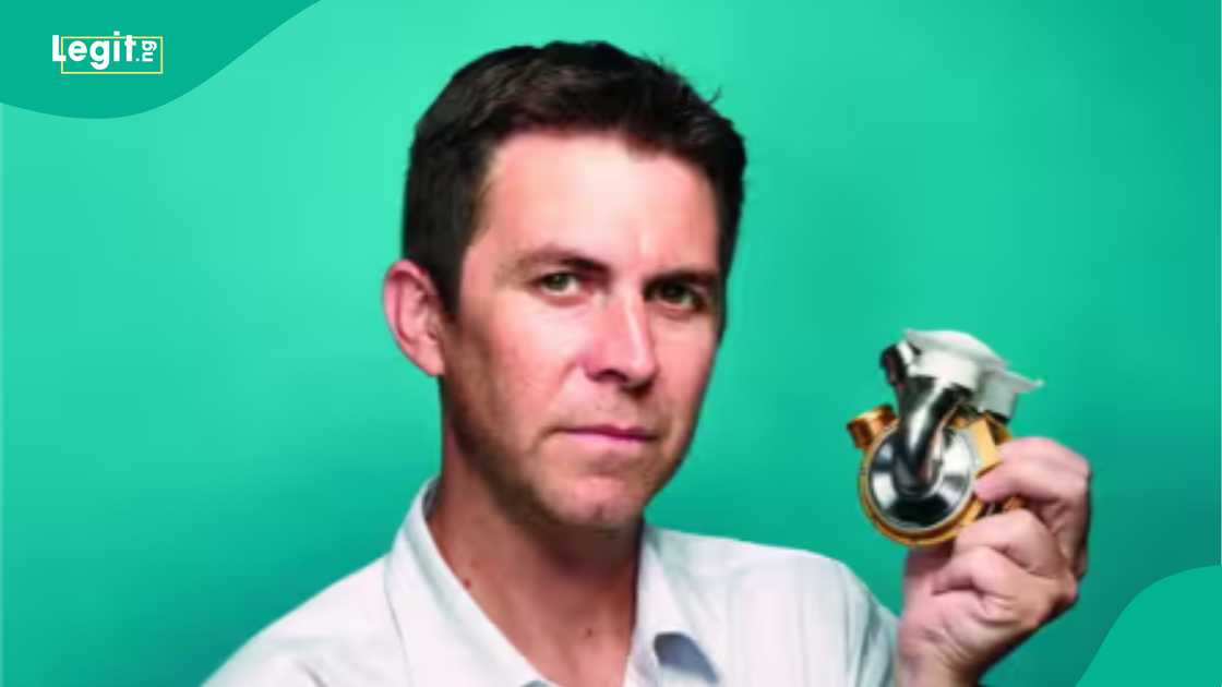 Australian inventor invents artificial human heart. Australian inventor invents artificial human heart.