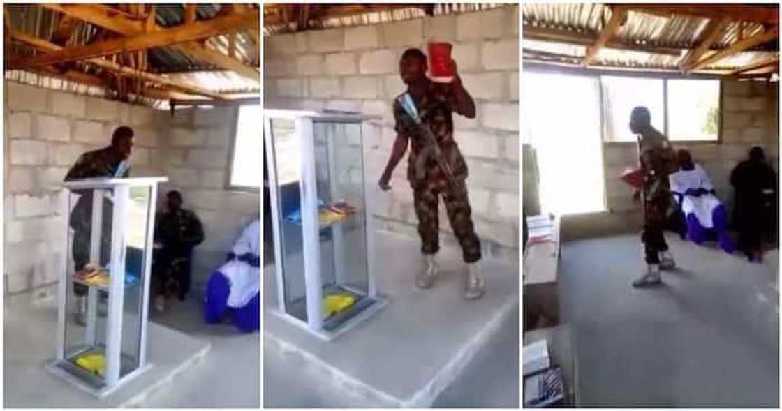 Bidiyon soja kan mimbari yana wa'azi dauke da bindiga a kirjinsa ya janyo cece-kuce Bidiyon soja kan mimbari yana wa'azi dauke da bindiga a kirjinsa ya janyo cece-kuce