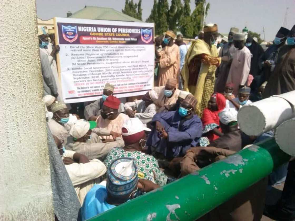 'Yan fansho a Gombe sun yi zanga-zanga a gidan gwamnati 'Yan fansho a Gombe sun yi zanga-zanga a gidan gwamnati