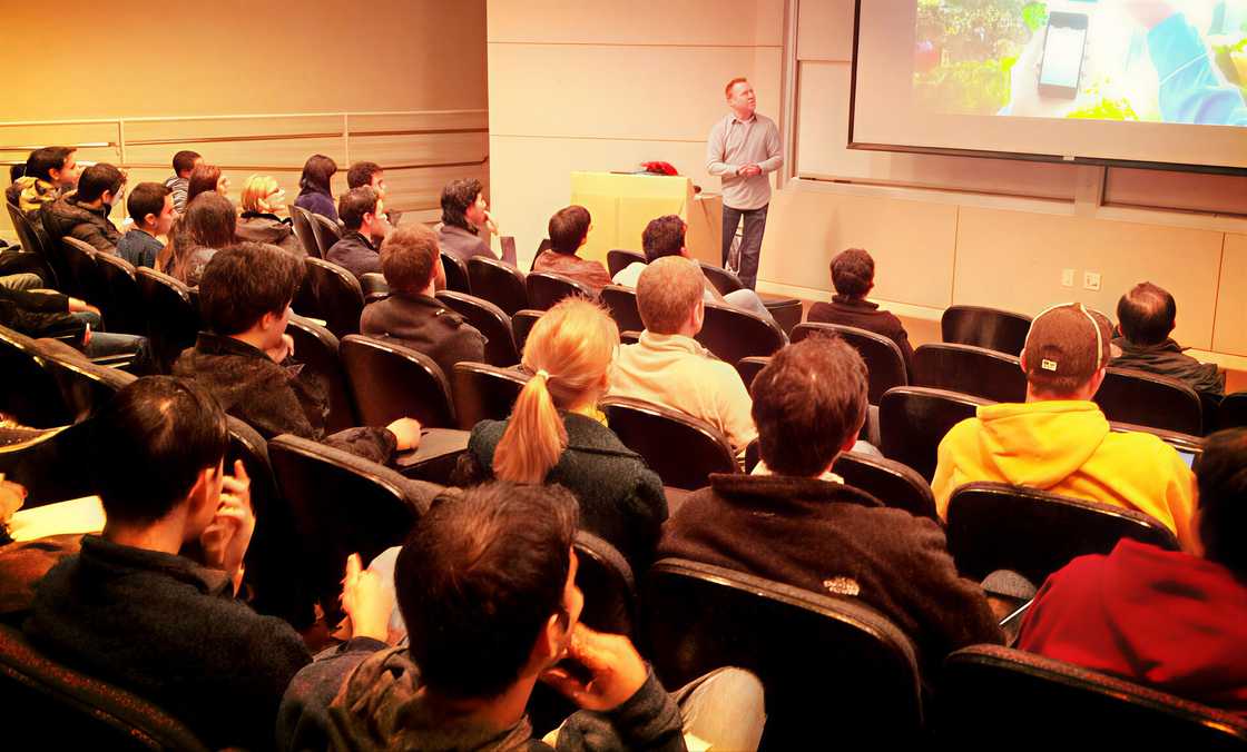Bob Lee gives a presentation
