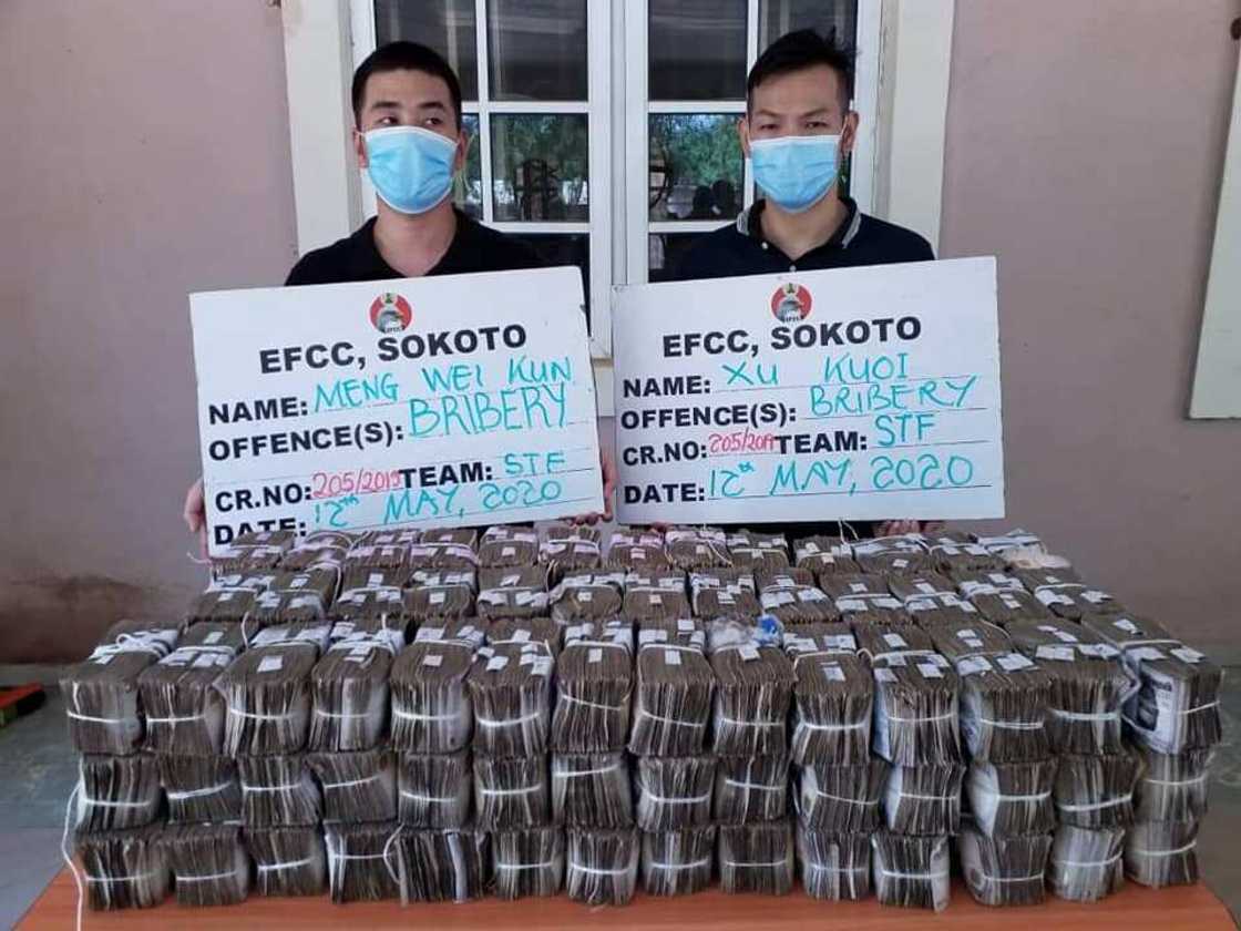 Hukumar EFCC ta kama yan China 2 da laifin baiwa shugaban EFCC cin hancin N100m Hukumar EFCC ta kama yan China 2 da laifin baiwa shugaban EFCC cin hancin N100m