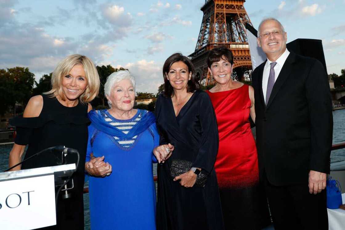Brigitte Macron, Anne Hidalgo, Peggy Selesner et le directeur du Caesars Palace Las Vegas Hotel au 90e anniversaire de Line Renaud le 02.07.2018 à Paris, France. (Photo de Bertrand Rindoff Petroff) Brigitte Macron, Anne Hidalgo, Peggy Selesner et le directeur du Caesars Palace Las Vegas Hotel au 90e anniversaire de Line Renaud le 02.07.2018 à Paris, France. (Photo de Bertrand Rindoff Petroff)