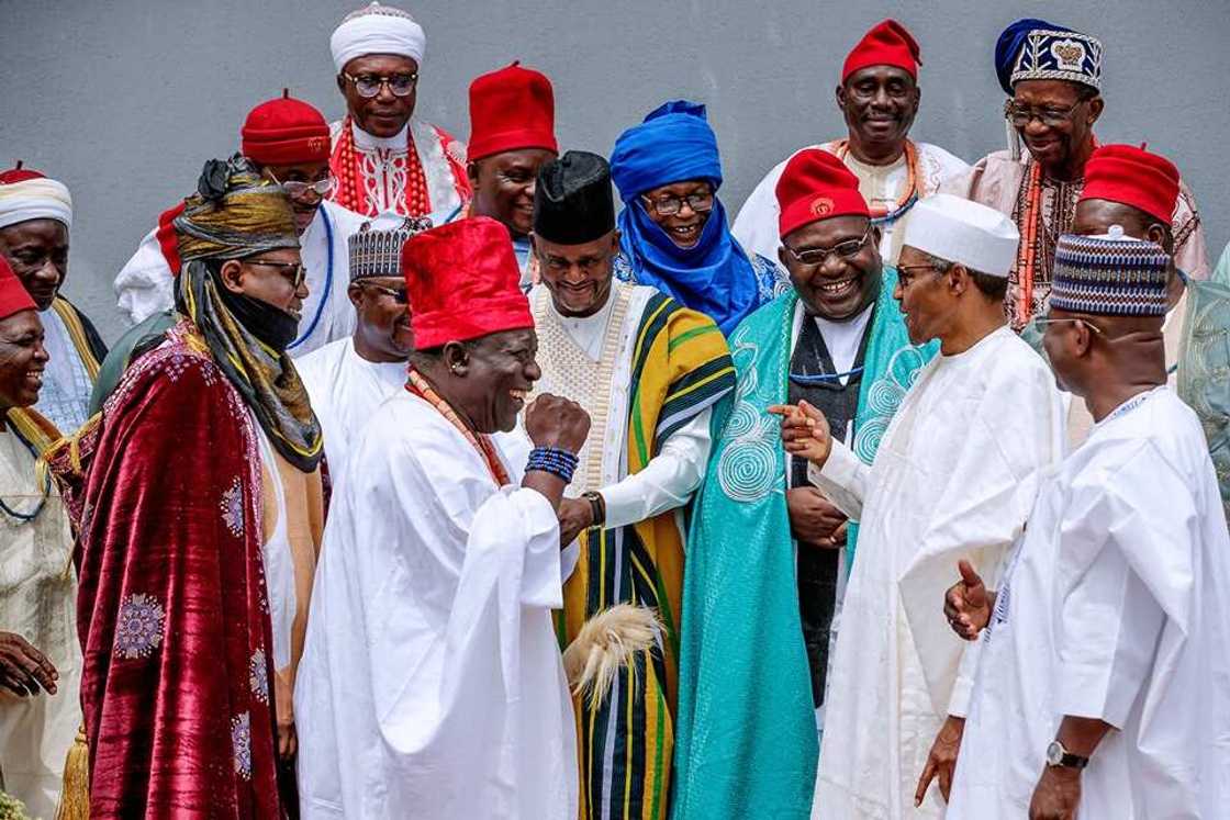Gwamna Bello da tawagar sarakunan jihar Kogi yayin ziyartar shugaba Buhari a fadar Villa Gwamna Bello da tawagar sarakunan jihar Kogi yayin ziyartar shugaba Buhari a fadar Villa