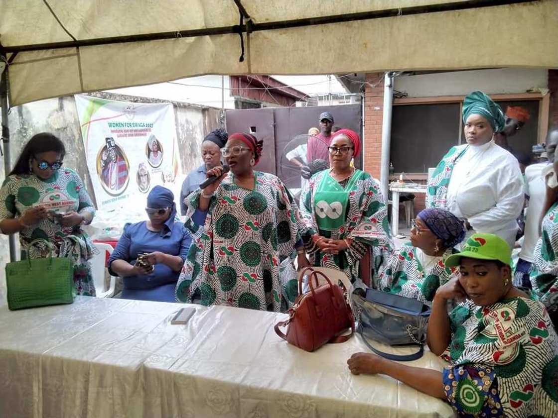 2023 Presidency: Tinubu Support Group Distributes Smartphones in Lagos to Boost Voters Registration 2023 Presidency: Tinubu Support Group Distributes Smartphones in Lagos to Boost Voters Registration