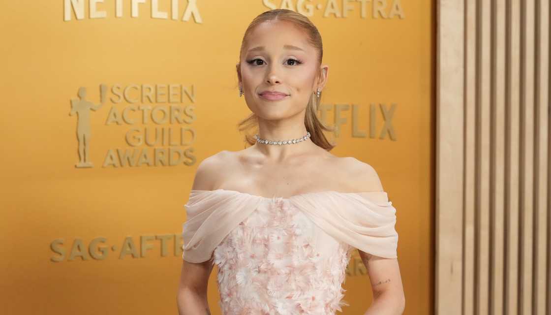 Ariana Grande poses on the red carpet of the 31st Annual Screen Actors Guild Awards