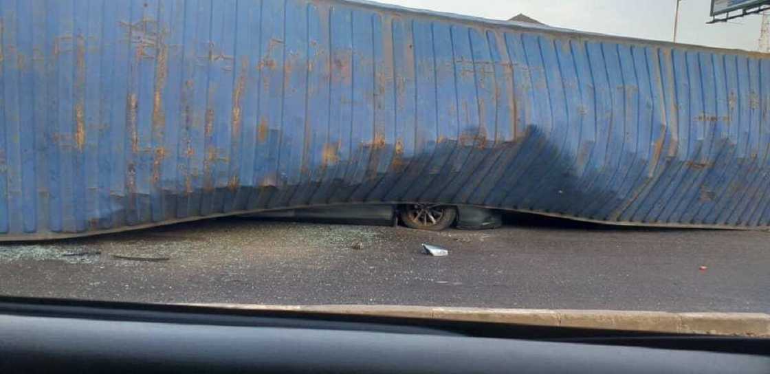 Hoton Kwatena da ya murkushe mota kirar Toyota a Jihar Legas