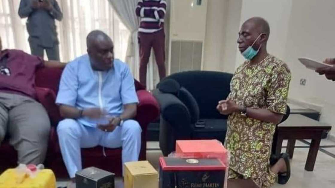 Nigerians React as 5-Term Senator from Delta James Manager Kneels Before ex-Gov James Ibori, Photo Emerges Nigerians React as 5-Term Senator from Delta James Manager Kneels Before ex-Gov James Ibori, Photo Emerges
