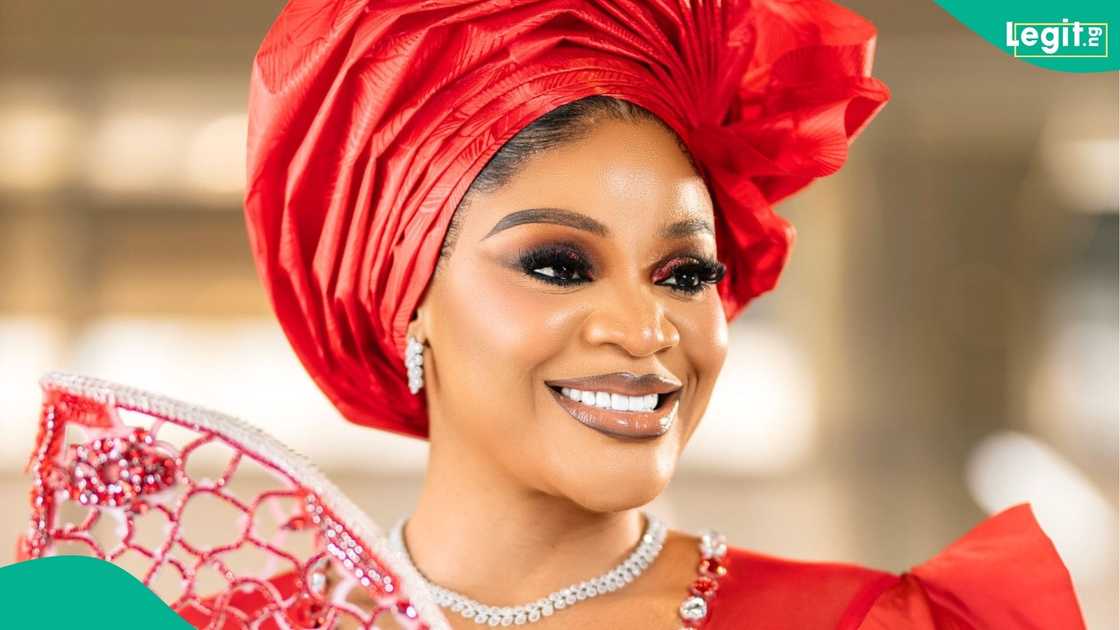 Uche Ogbodo documents her changing appearance during the first day of her facial rejuvenation Uche Ogbodo documents her changing appearance during the first day of her facial rejuvenation