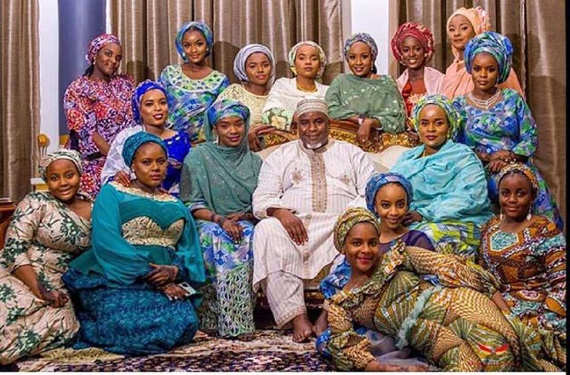 Kalli sabon hoton biloniyan Najeriya, Alhaji Abdulmunaf Yunusa Sarina da yaransa mata su 16