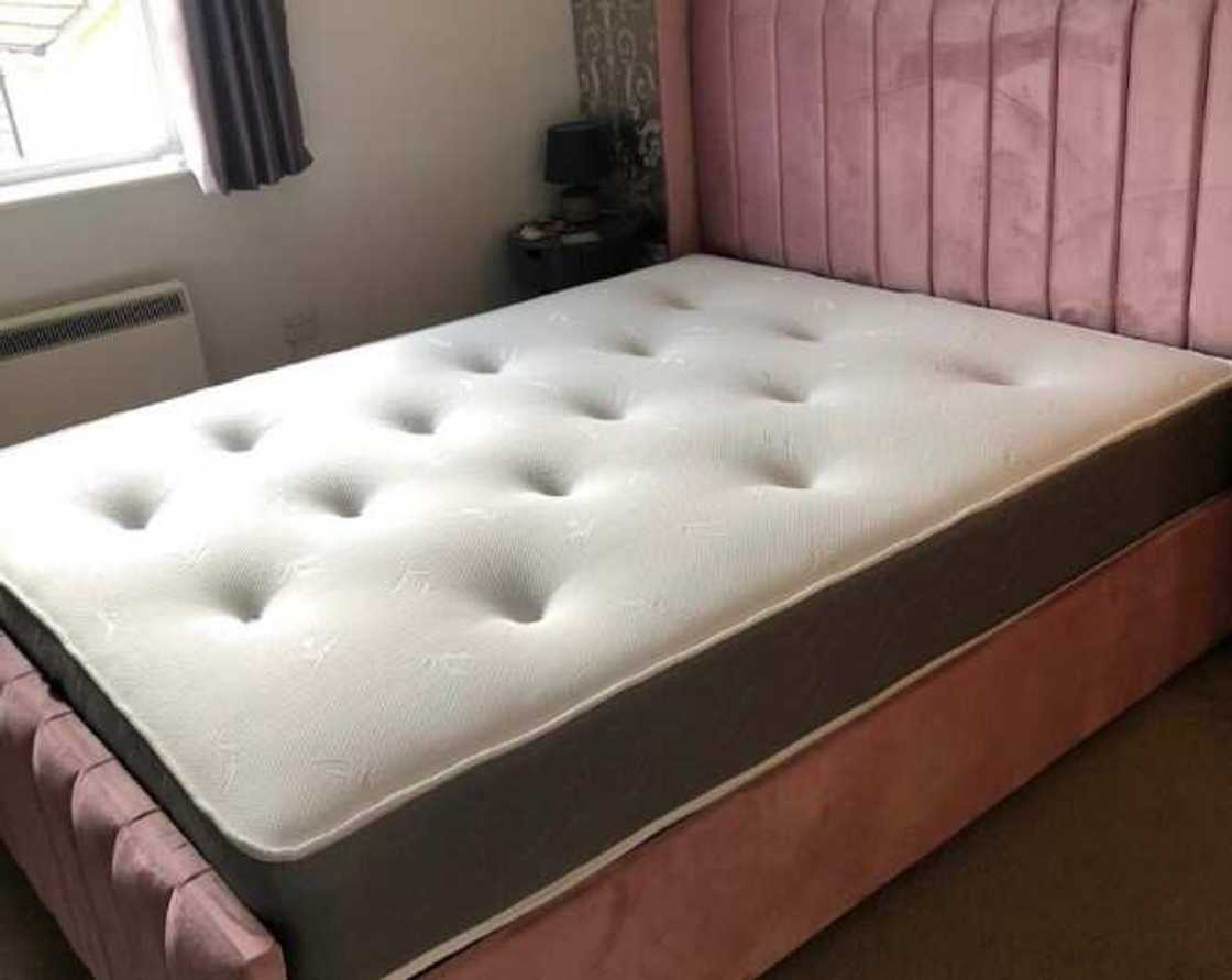 Daya cikin gadajen da kamfanin ke kerawa | Hoto: @craftedbeds Daya cikin gadajen da kamfanin ke kerawa | Hoto: @craftedbeds