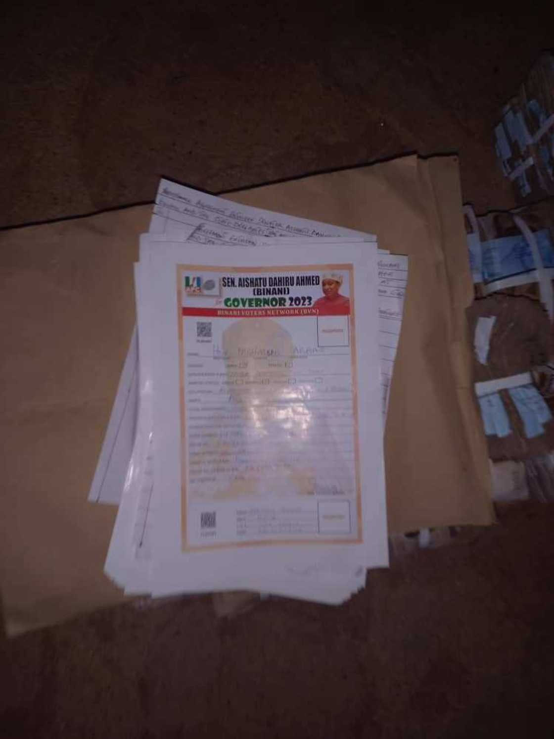 An damke yaran siyasan Aisha Binani suna rabawa Deleget makudan kudi a Adamawa An damke yaran siyasan Aisha Binani suna rabawa Deleget makudan kudi a Adamawa