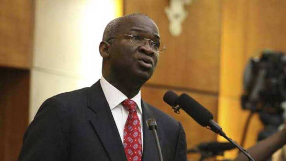 Ministan ayyuka da gidaje, Babatunde Fashola. Ministan ayyuka da gidaje, Babatunde Fashola.