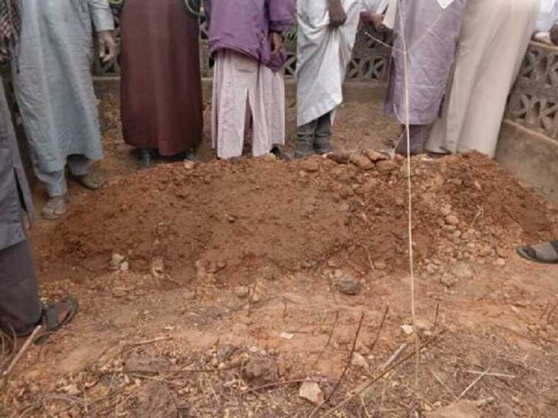 Hotunan birne Marigayi Bashir Tofa da aka yi a Kano bayan jana'izarsa Hotunan birne Marigayi Bashir Tofa da aka yi a Kano bayan jana'izarsa