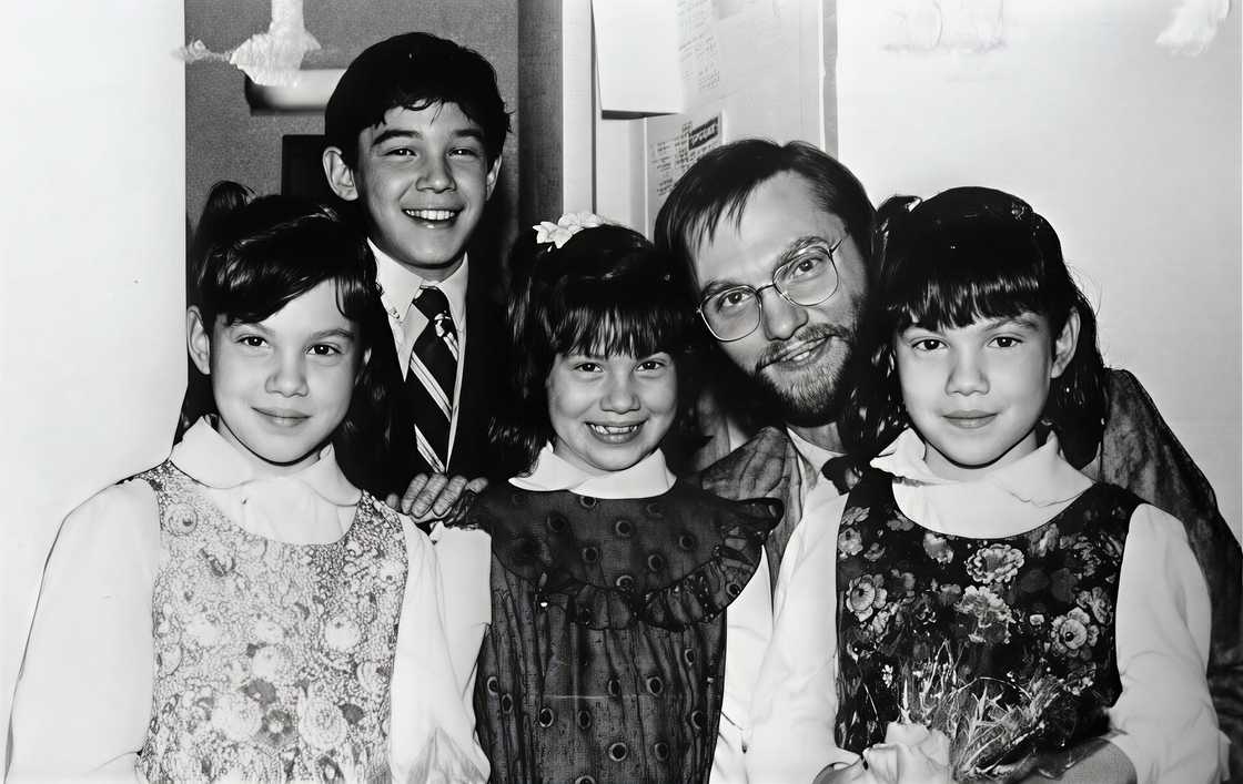 Richard Thomas poses with his young son and daughters