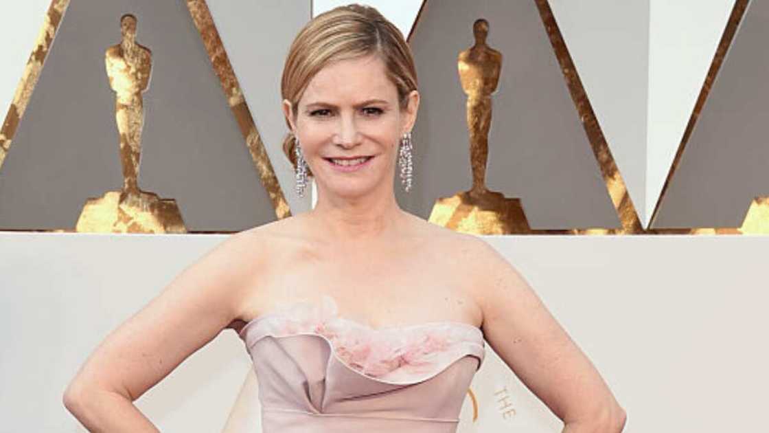 Jennifer Jason Leigh at the 88th Annual Academy Awards at Hollywood & Highland Center.