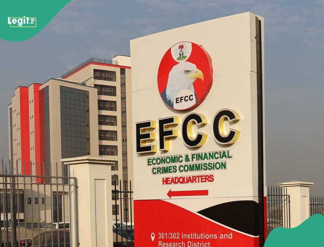 Hukumar EFCC ta fara bincike a NSCDC. Hukumar EFCC ta fara bincike a NSCDC.