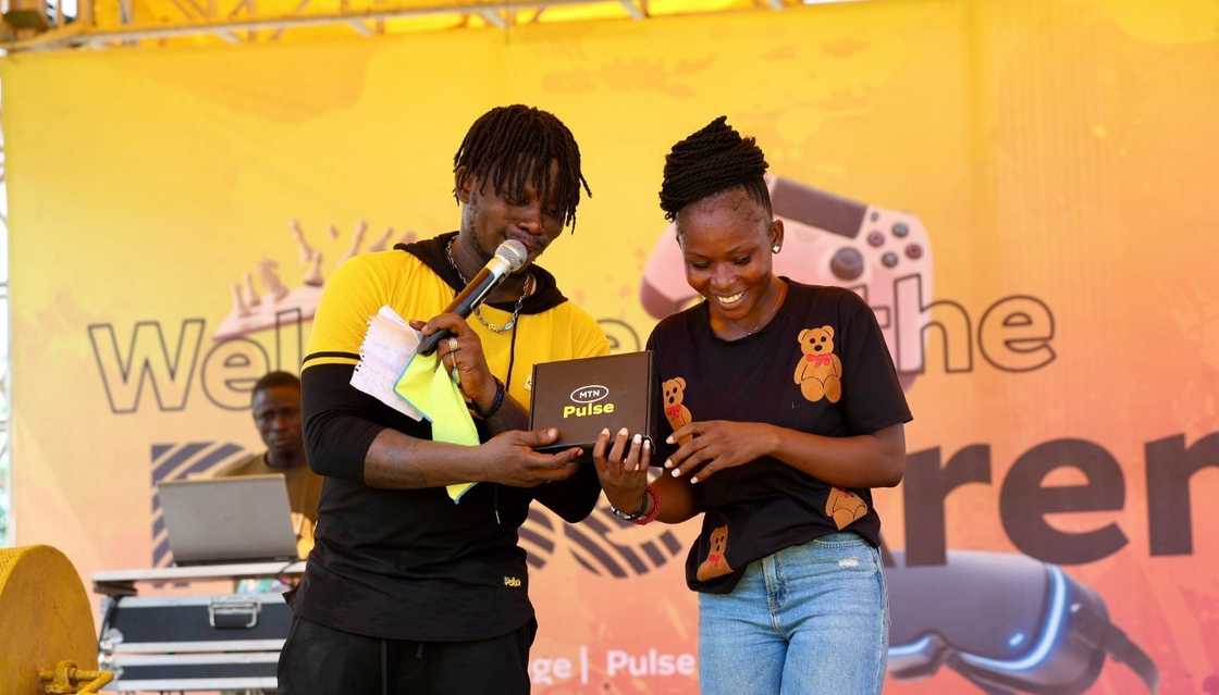 An MTN representative handing over MTN Pulse reward