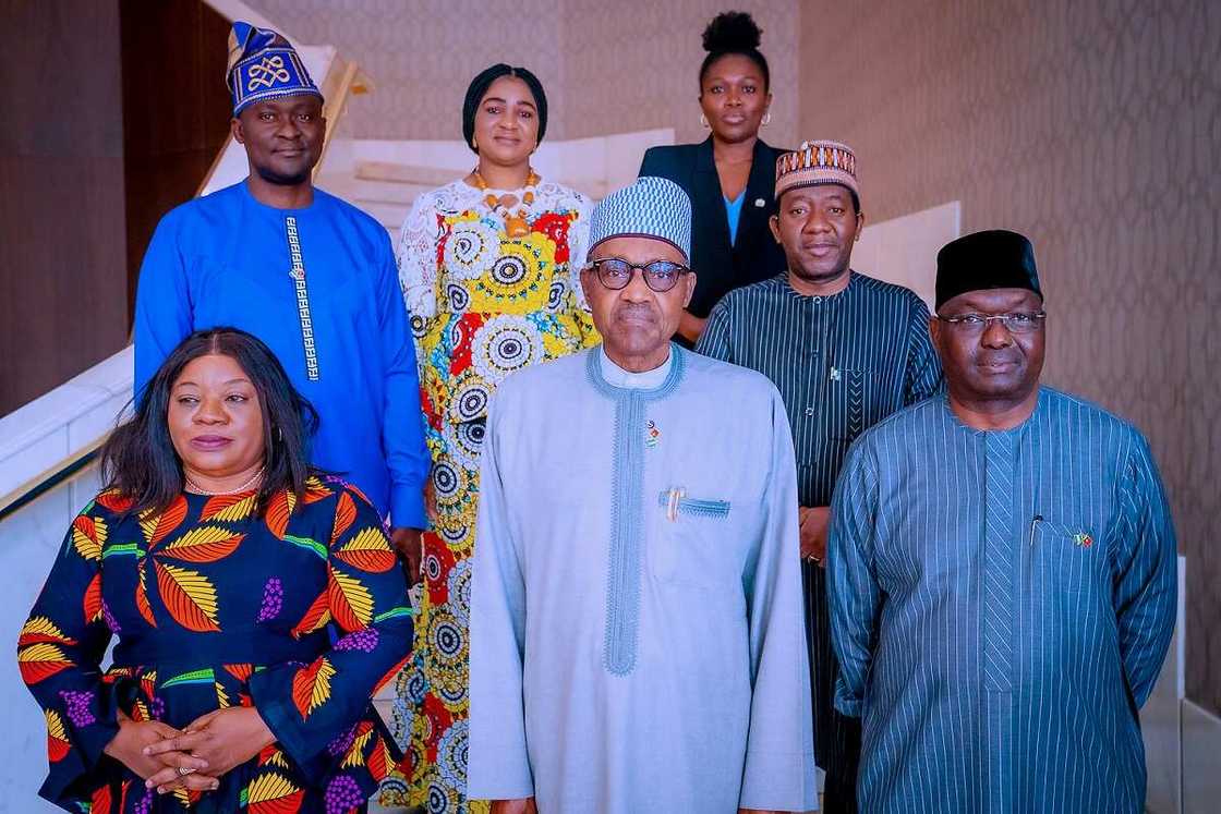 Buhari tare da ma'aikatan ofishin jakadancin Najeriya a Portugal. Buhari tare da ma'aikatan ofishin jakadancin Najeriya a Portugal.