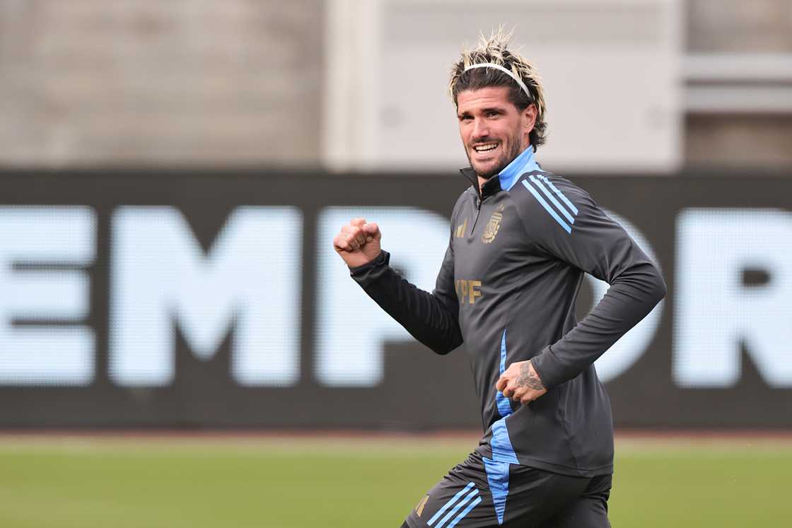 Rodrigo De Paul warms up during a training session at Los Angeles Memorial Coliseum in Los Angeles