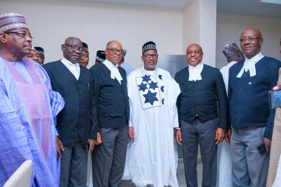 Kauran Bauchi tare da tawagar lauyoyinsa. Kauran Bauchi tare da tawagar lauyoyinsa.