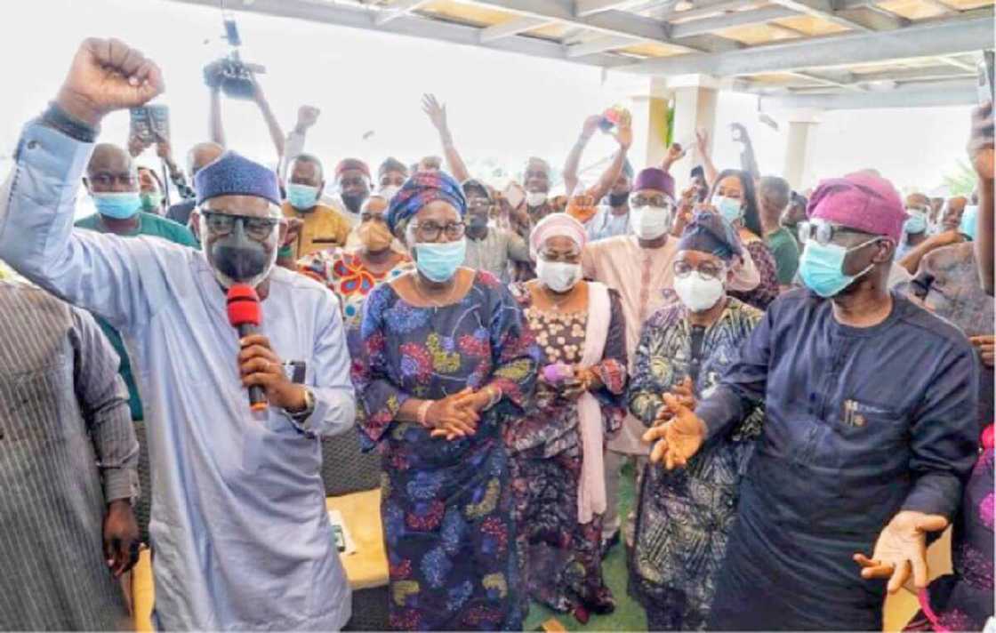 Gwamna Rotimi Akeredolu ya tika Eyitayo Jegede da Agboola Ajayi da kasa Gwamna Rotimi Akeredolu ya tika Eyitayo Jegede da Agboola Ajayi da kasa