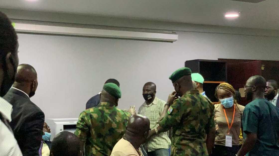 Sojoji sun tarairaya masu zanga-zanga, har ruwa da lemu suka raba a Lekki tollgate - Kwamanda Sojoji sun tarairaya masu zanga-zanga, har ruwa da lemu suka raba a Lekki tollgate - Kwamanda