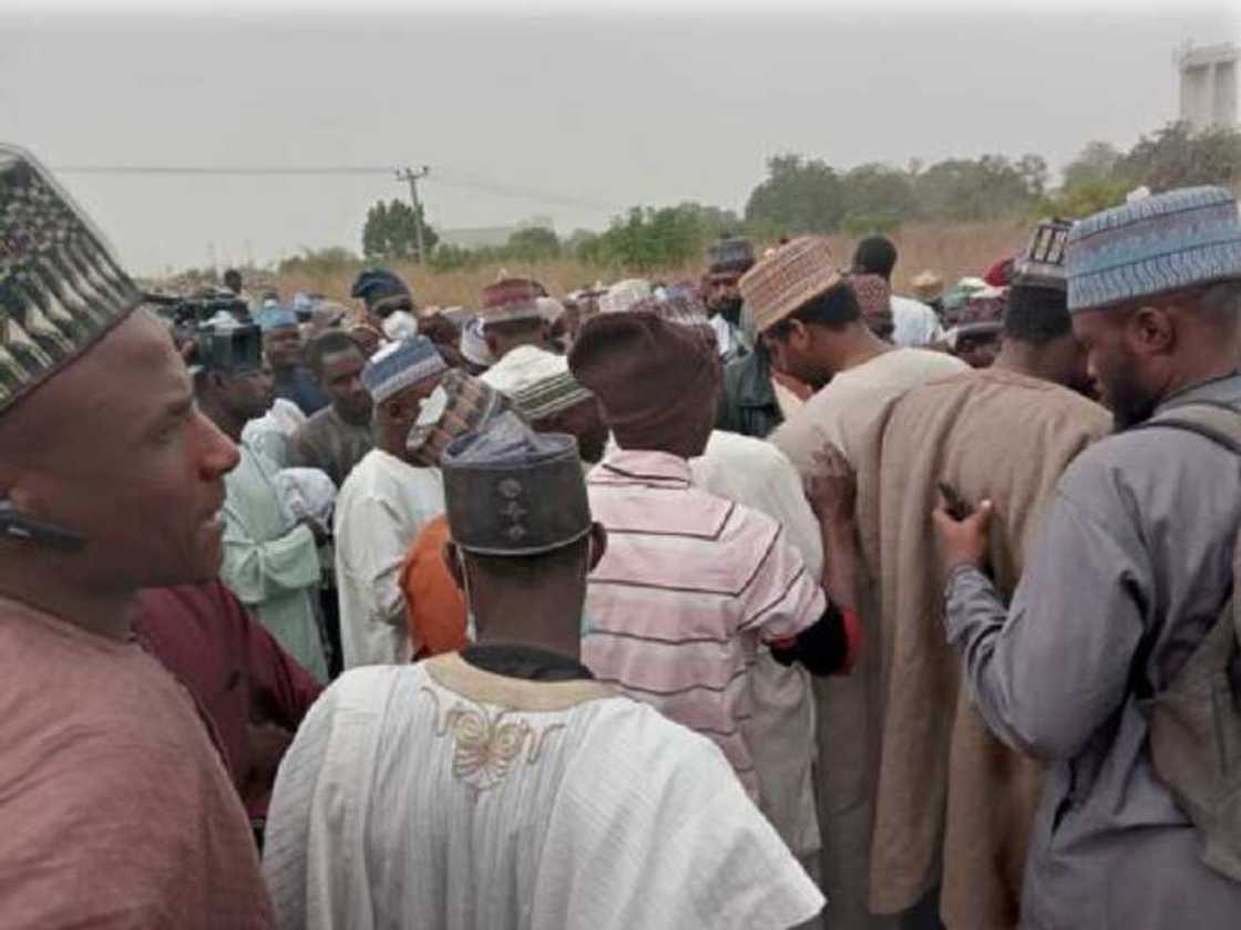 Hotunan birne Marigayi Bashir Tofa da aka yi a Kano bayan jana'izarsa Hotunan birne Marigayi Bashir Tofa da aka yi a Kano bayan jana'izarsa