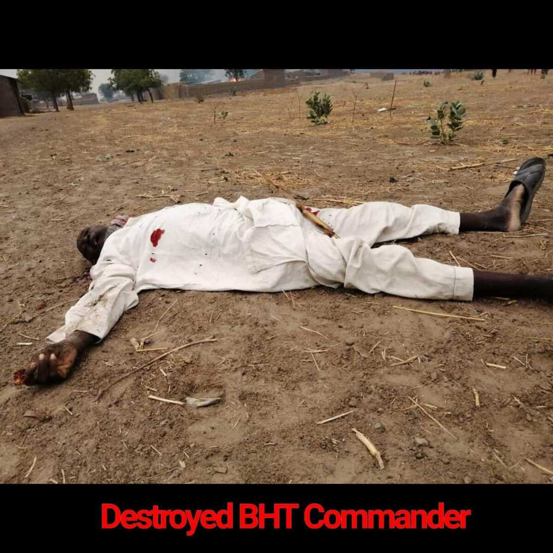 Sojin Najeriya sun ragargaza 'yan ta'adda 20, sun kwato mutum 241(Hotuna) Sojin Najeriya sun ragargaza 'yan ta'adda 20, sun kwato mutum 241(Hotuna)