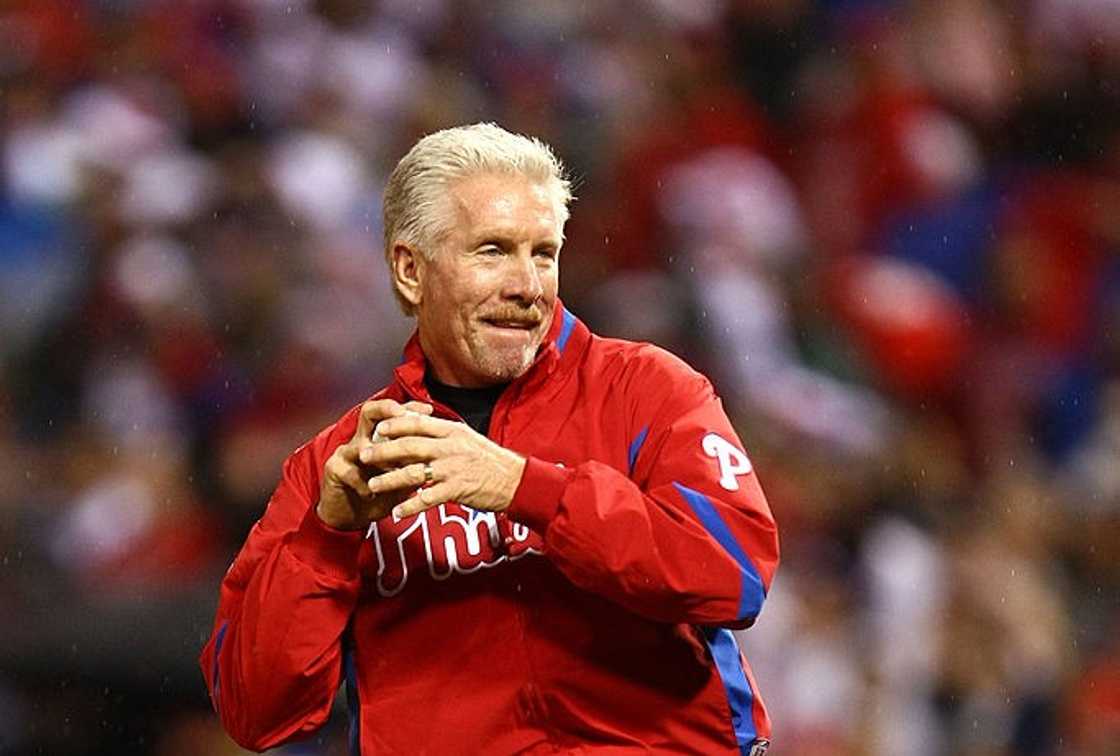 Mike Schmidt throws out the first pitch Mike Schmidt throws out the first pitch