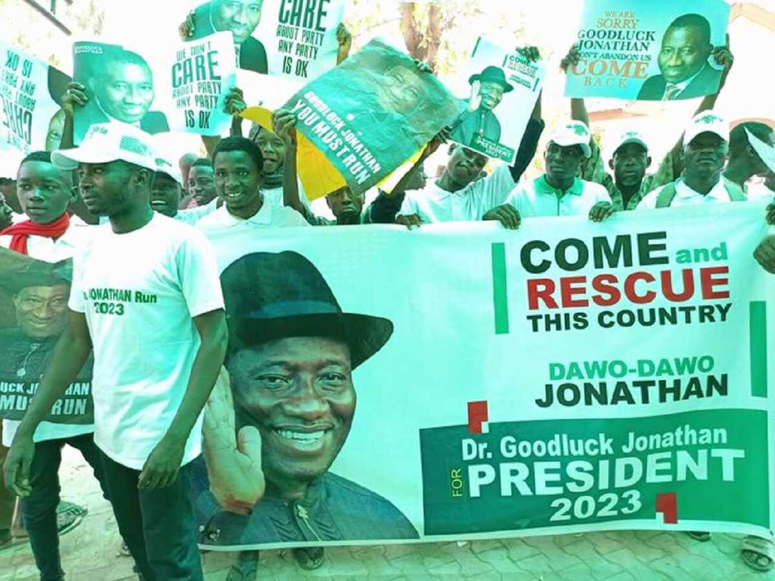 'Dole Sai Ka Yi Takara,' Magoya Bayan Jonathan a Kano Sun Bashi Wa'adin Kwana 7 Ya Fito Takara 'Dole Sai Ka Yi Takara,' Magoya Bayan Jonathan a Kano Sun Bashi Wa'adin Kwana 7 Ya Fito Takara