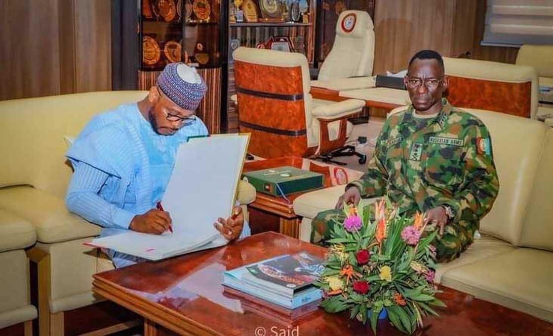 Gwamnan Zamfara ya gana da hafsan tsaron Najeriya. Gwamnan Zamfara ya gana da hafsan tsaron Najeriya.