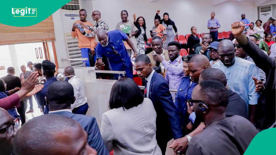 'Yan majalisar Legas sun yi Allah wadai da jami'an DSS suka mamaye zauren majalisar 'Yan majalisar Legas sun yi Allah wadai da jami'an DSS suka mamaye zauren majalisar