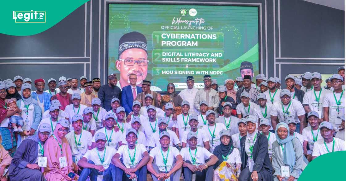 Gwamna Bala tare da matasa a Bauchi. Gwamna Bala tare da matasa a Bauchi.