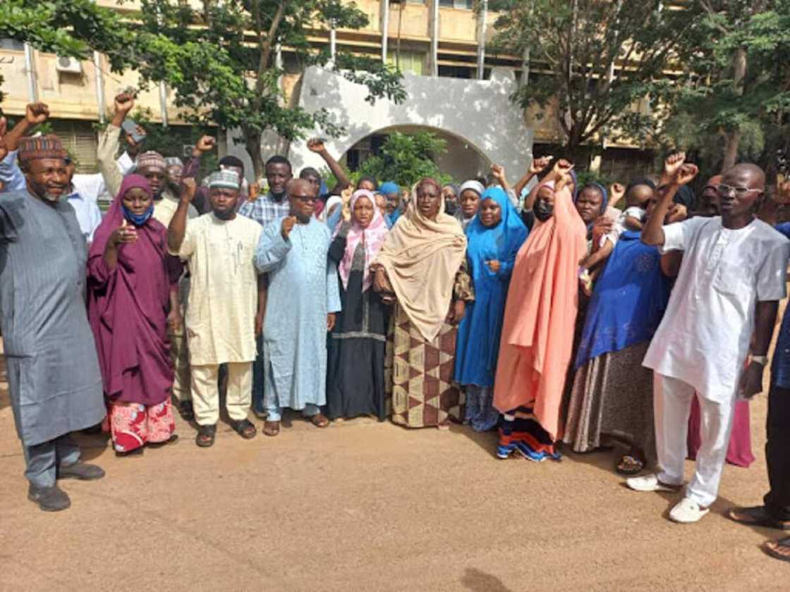 AK9Train: Miyagu sun tuntubi kakakin Sheikh Gumi, sun ba FG wa'adin kwana 7 ko su aiwatar da nufinsu AK9Train: Miyagu sun tuntubi kakakin Sheikh Gumi, sun ba FG wa'adin kwana 7 ko su aiwatar da nufinsu