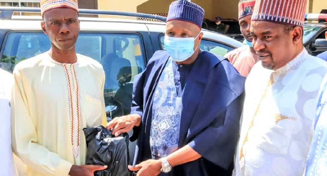 An gwangwaje mutumin da yayi wa Buhari tattaki da kyautar mota da makuden kudi An gwangwaje mutumin da yayi wa Buhari tattaki da kyautar mota da makuden kudi