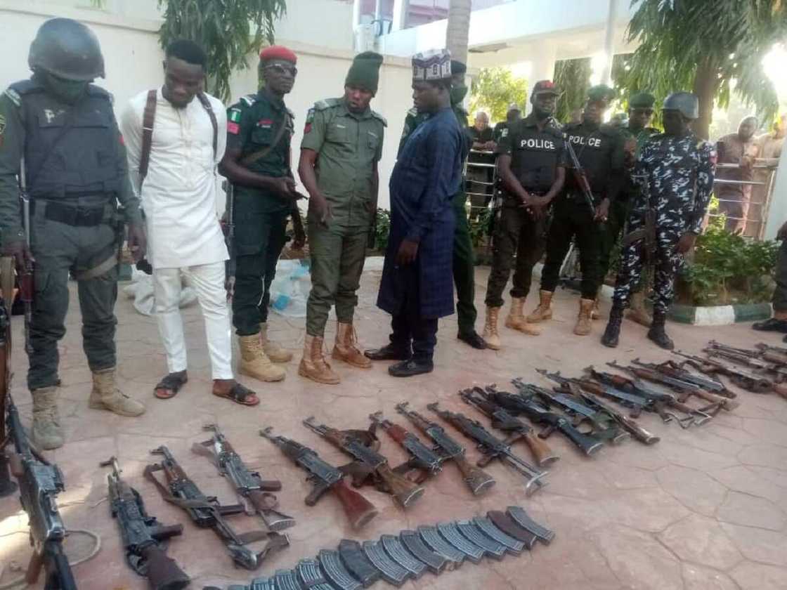 Hotunan shugaban 'yan bindiga tare da tawagarsa suna mika makamansu ga Matawalle Hotunan shugaban 'yan bindiga tare da tawagarsa suna mika makamansu ga Matawalle